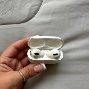 Apple AirPods Pro (1st Gen) - Good Condition